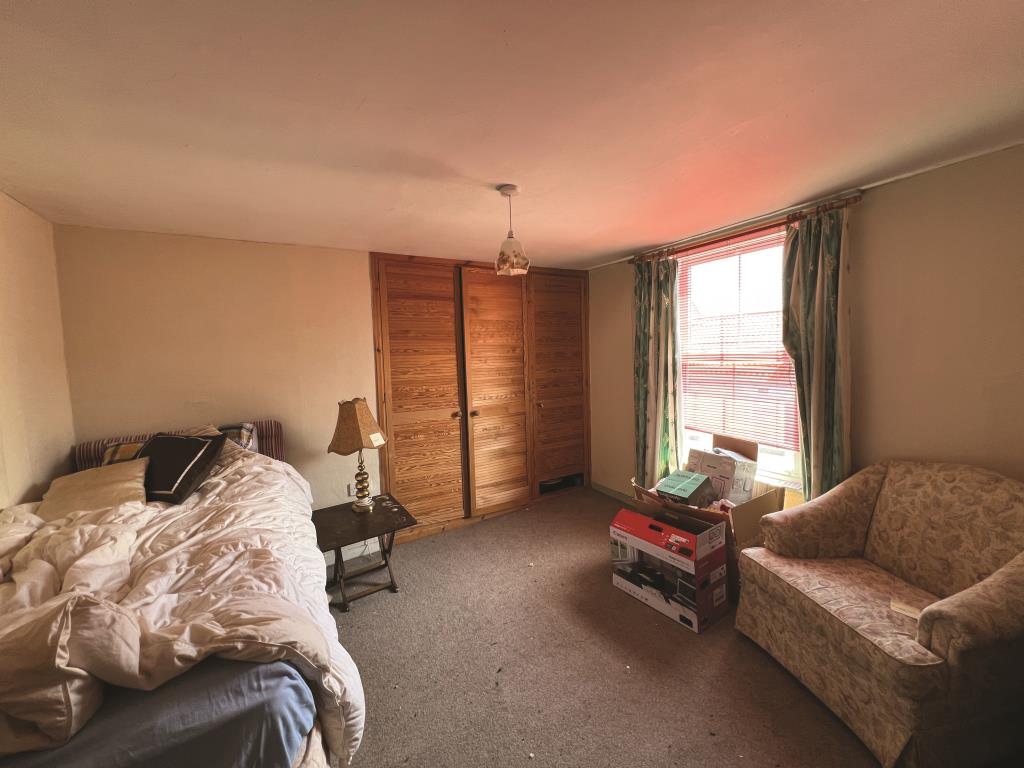 Lot: 134 - FOUR STOREY TOWN HOUSE FOR UPDATING - Second floor double bedroom
